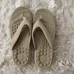 reviva by crocs - flip flops - NEW